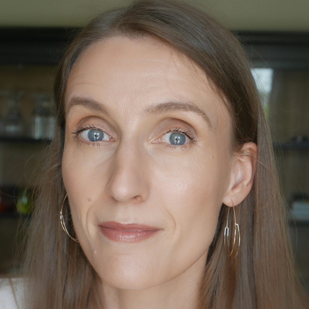 Nude makeup