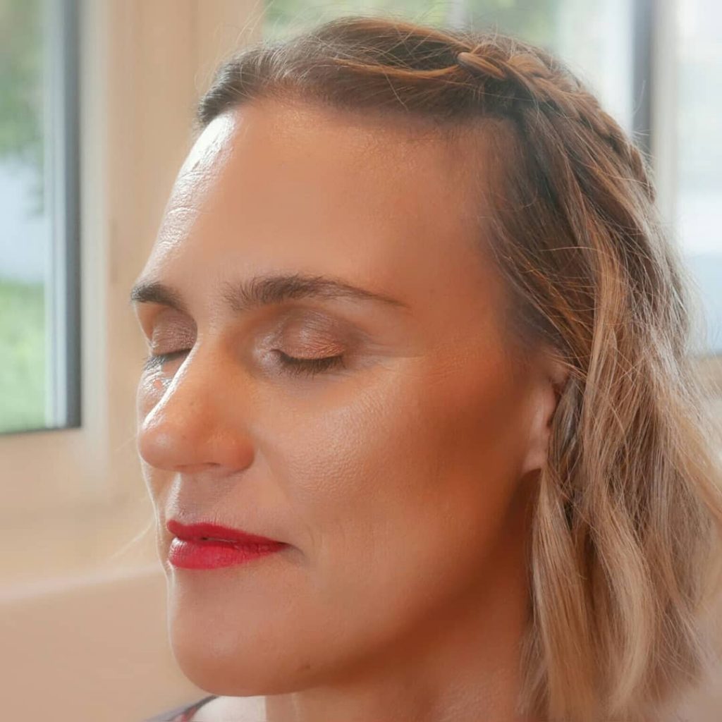 Levres rouges teint bronzé