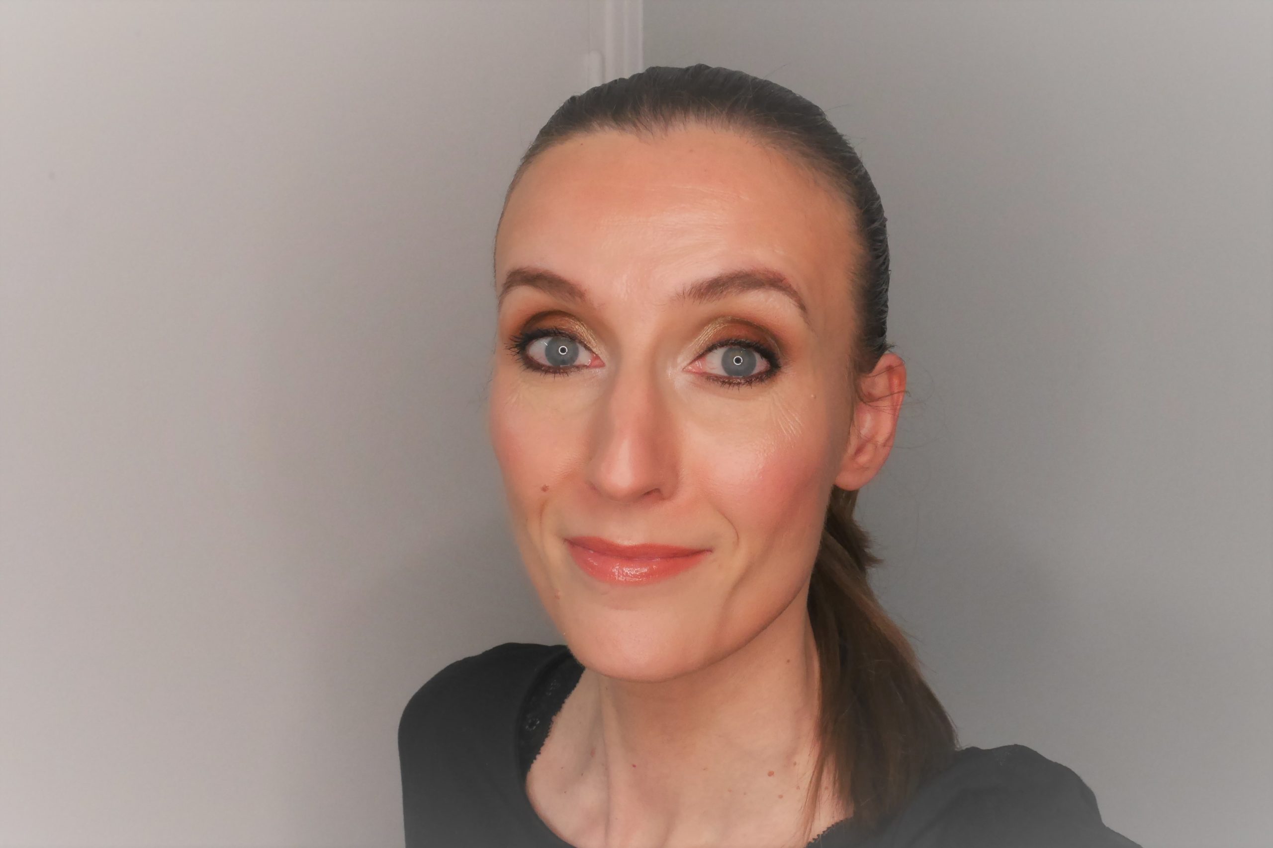Tuto maquillage de soirée doré et contouring